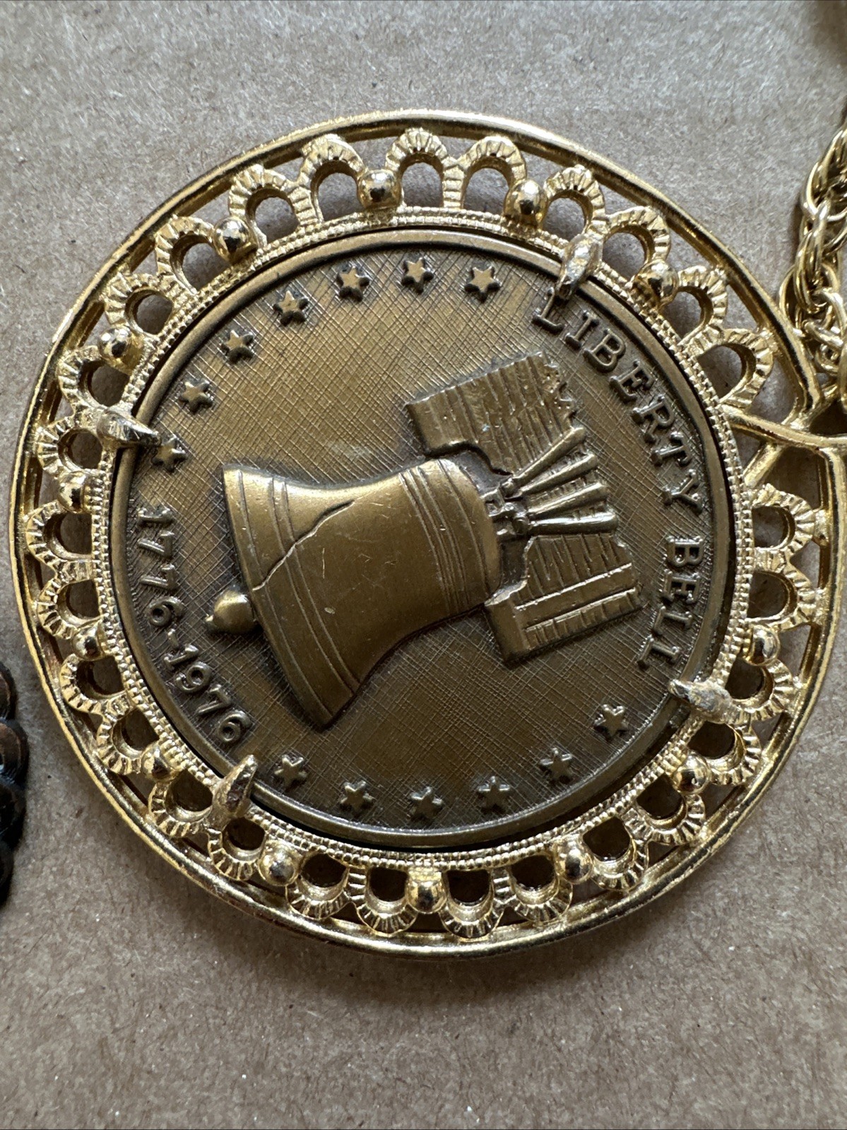Lot Of 4 Commemorative Coin Medallion Pendent Necklace Multi Tones Ne3