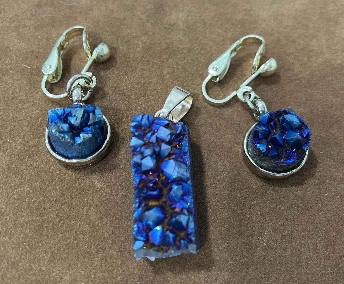 Unique! DRUSY DICHROIC QUARTZ blue/purple PENDANT & EARRINGS set in gold-tone