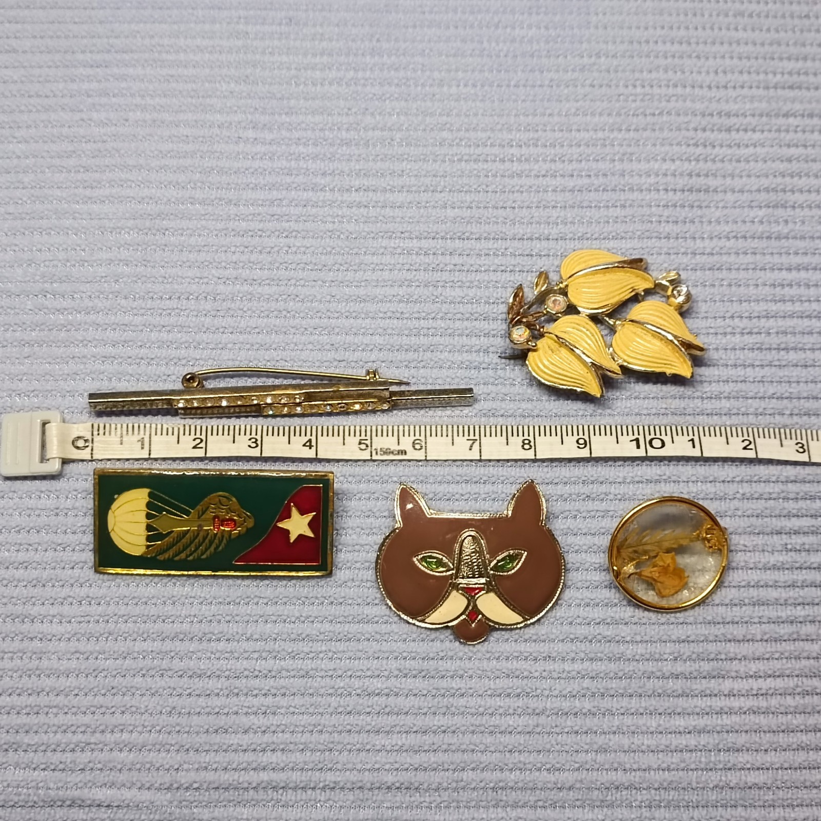 Super price! Set of 10 Brooches – Vintage