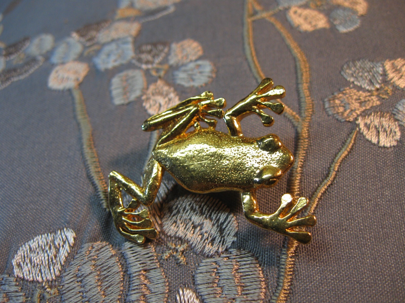“TREE FROG” Fine Pewter Broach/Lapel/Hat/Pin-1994 GG Harris–#591 Gold finish
