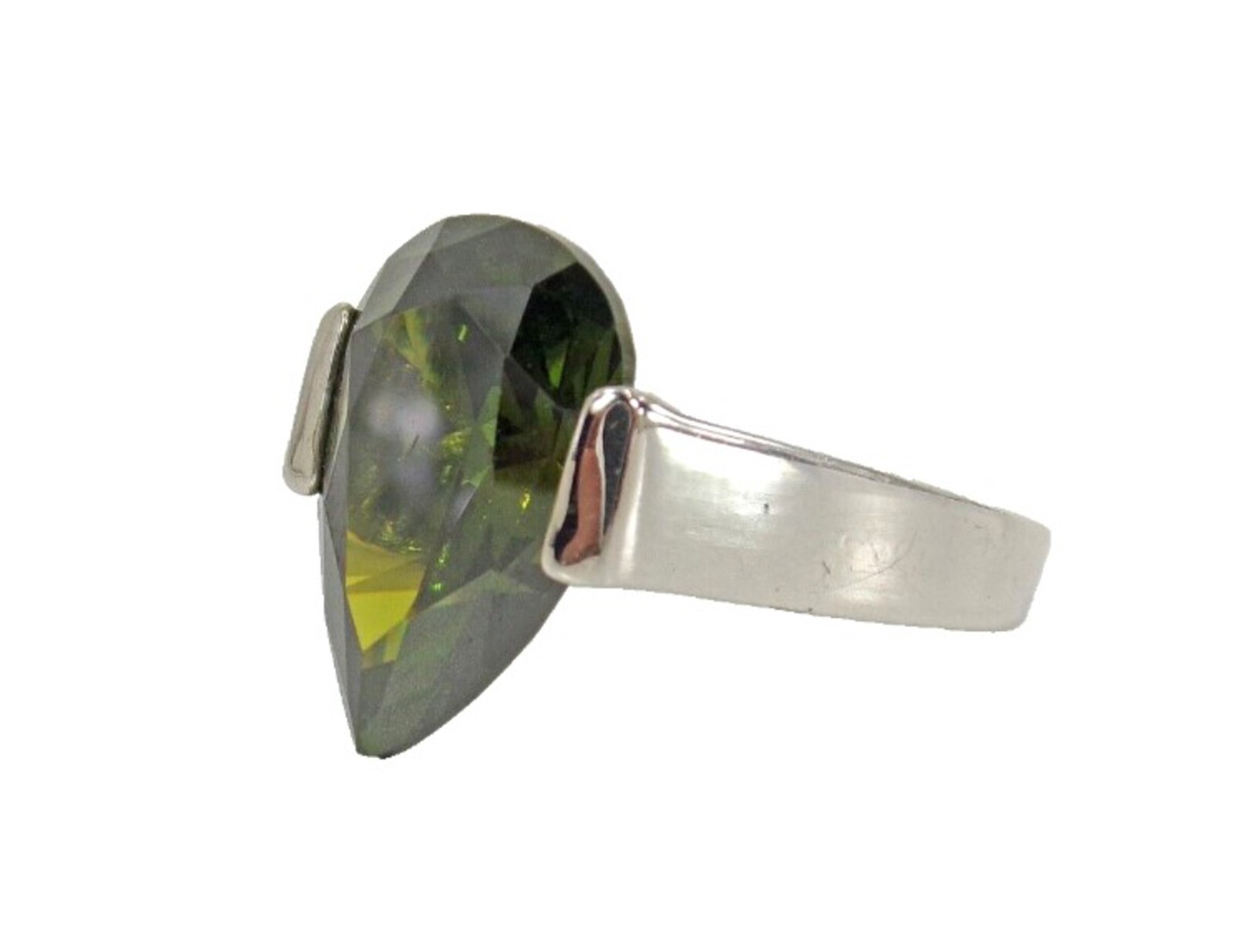 Green teardrop cubic zirconia stone ring in a silver setting Size 7 New