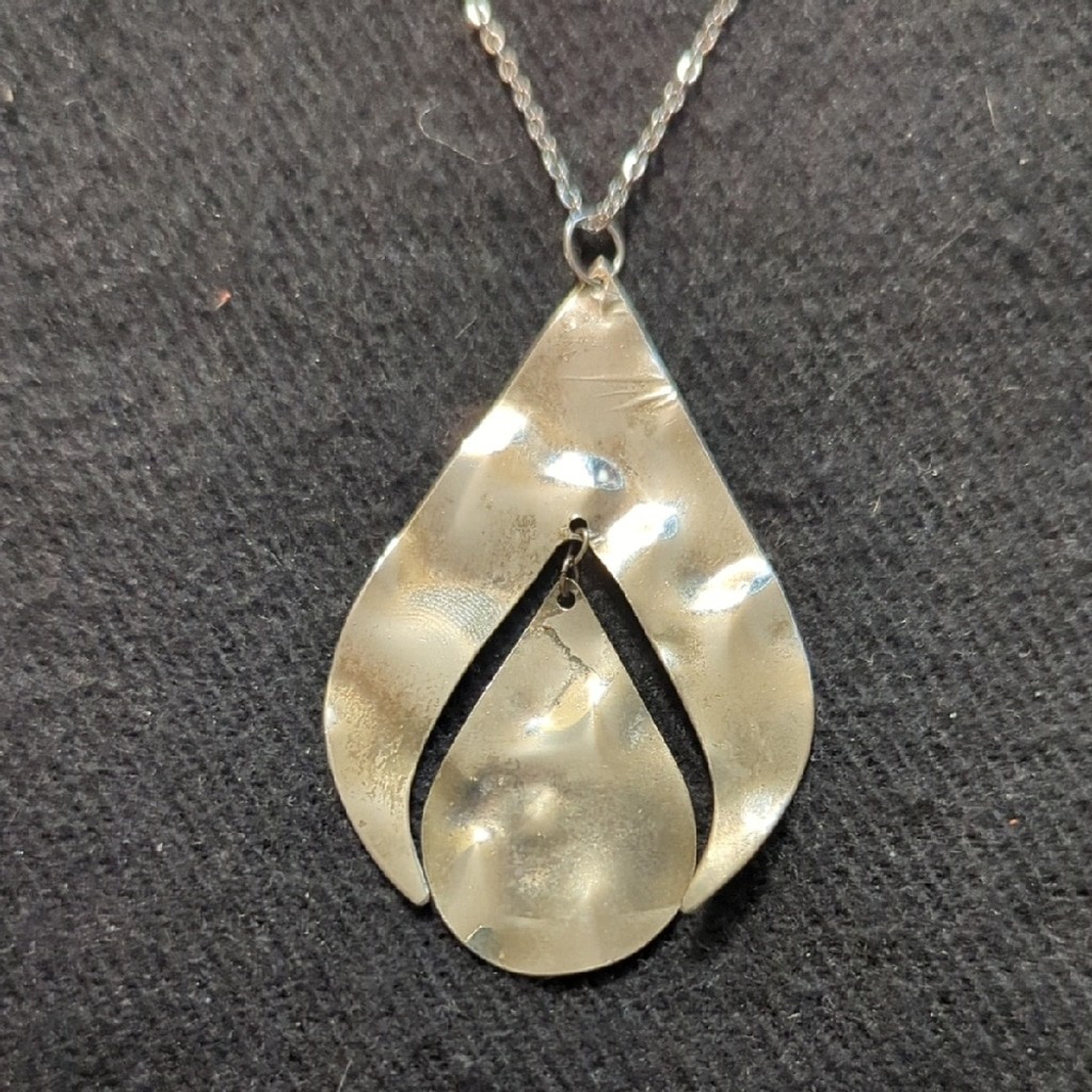 Chic Silver Tone Teardrop Pendant Statement Necklace