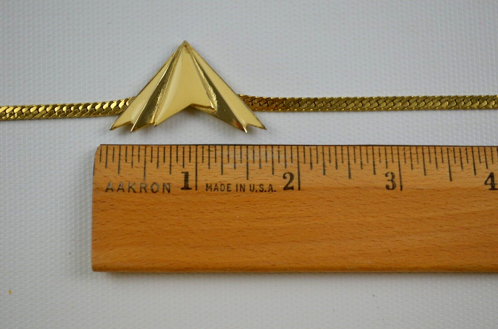 Vtg Gold Tone Herringbone CHOKER Necklace w/ Cream Enamel Pointed Pendant 16″
