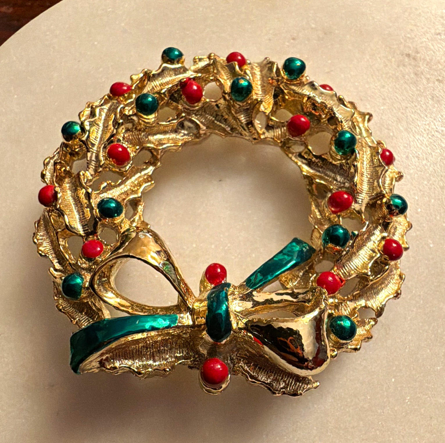 Gold Tone Christmas Wreath Brooch Pin Metal Red & Green Accents Bow