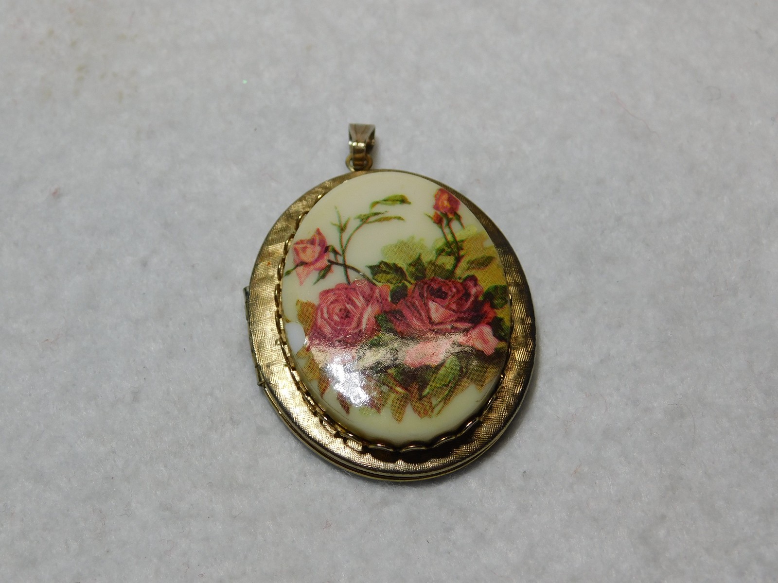 Vintage 1.5″ Rose Pattern Cameo Locket in Very Good Condition