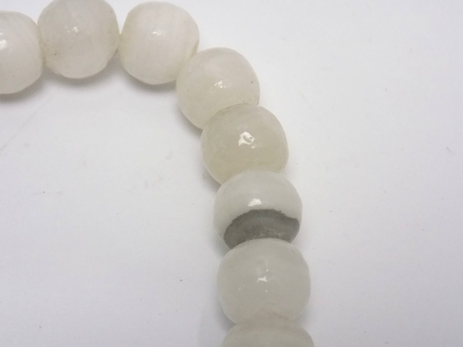 NECKLACE – NATURAL WHITE STONE / SWIRLING GRAY BEADED 17″ NECKLACE
