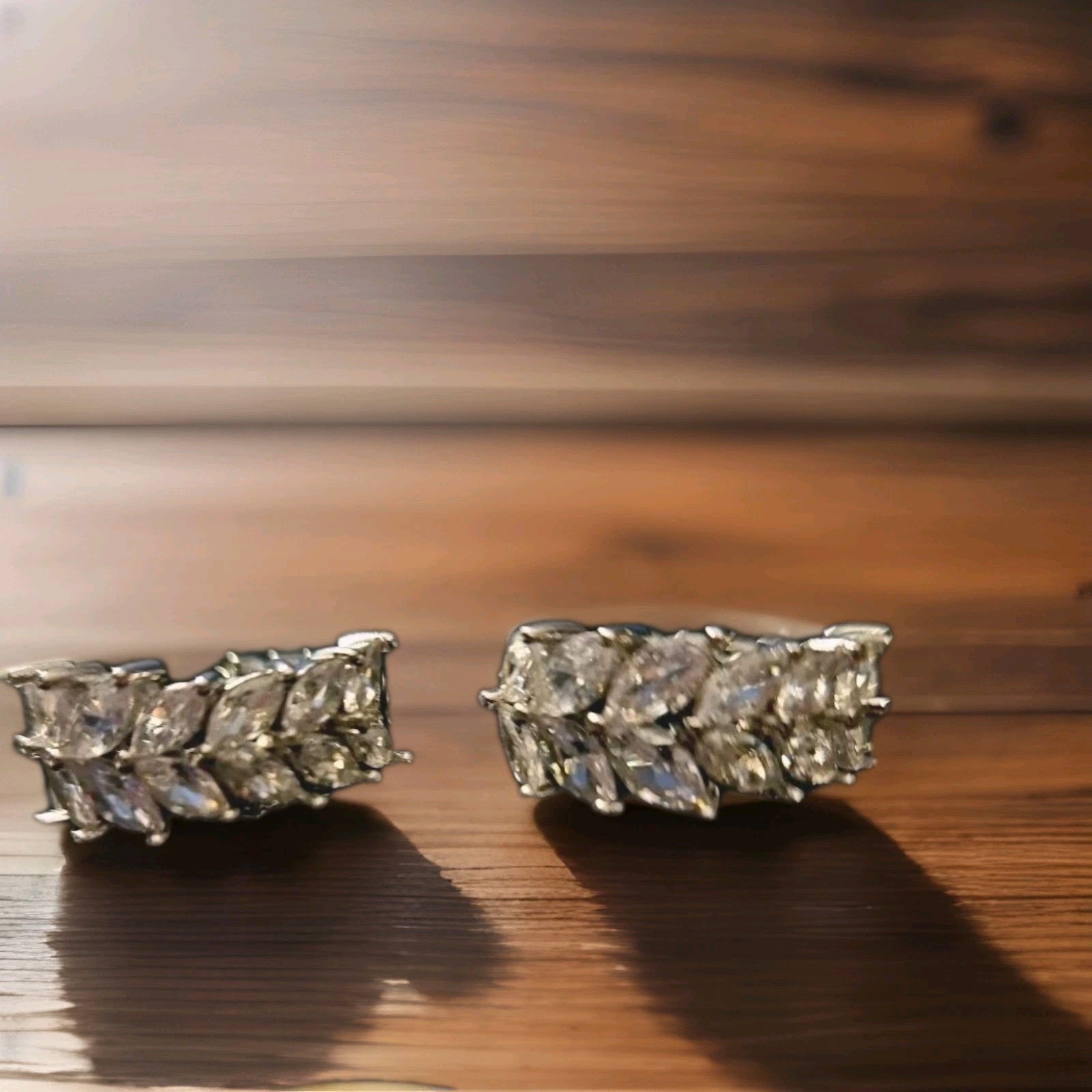 Beautiful Micro-Inlaid Sparkling Synthetic Zircon Leaf Design Hoop Earrings