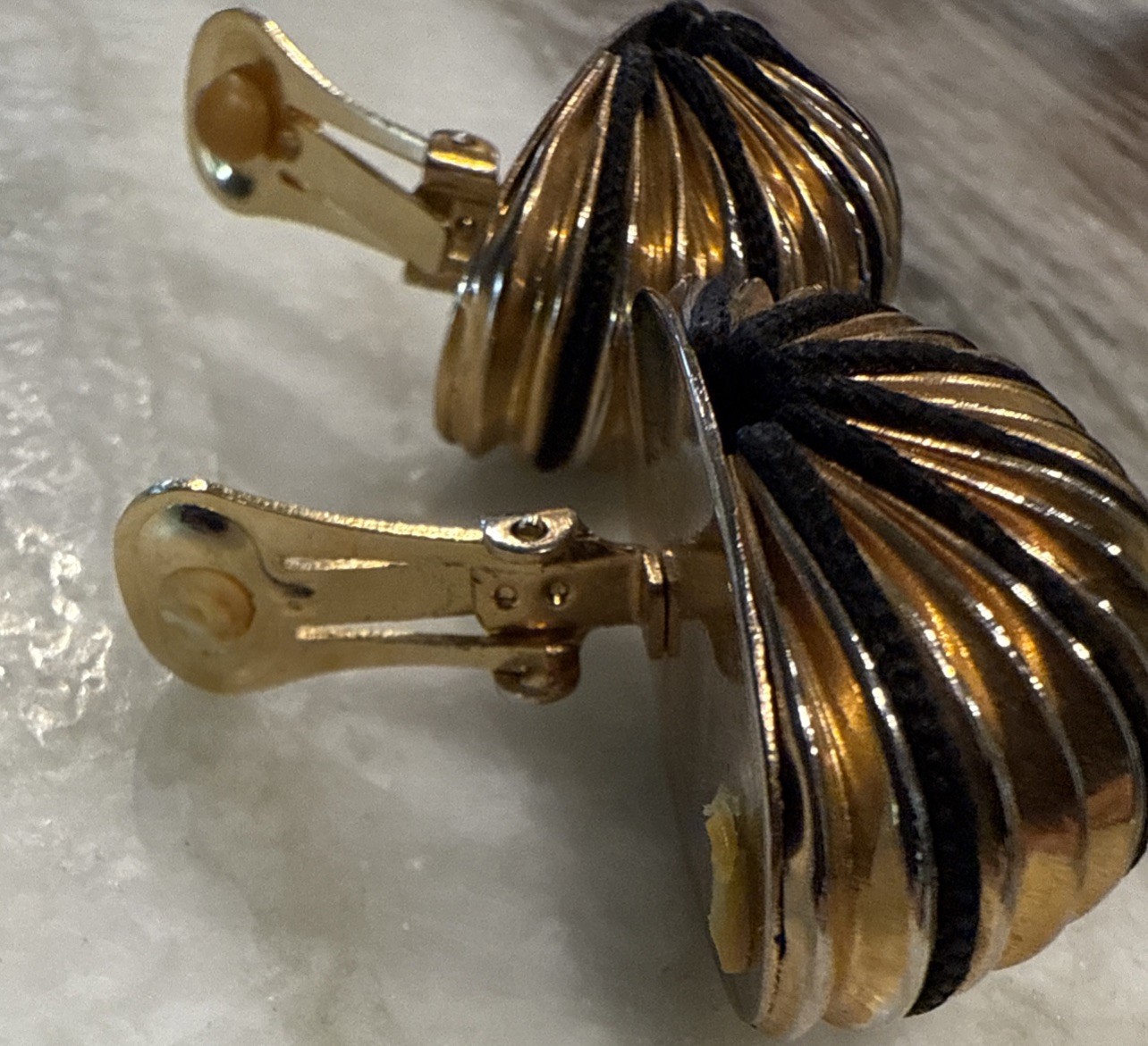 Vintage Gold Tone Black Enamel Shrimp Dome Earrings non pierced -M113