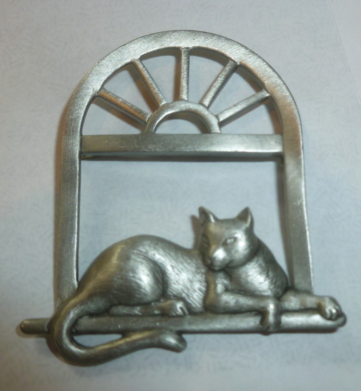J.J. Signed BROOCH/Pin CAT SITTING IN WINDOW Silver Tone, 2 1/8″ By 2 1/4″, Exc