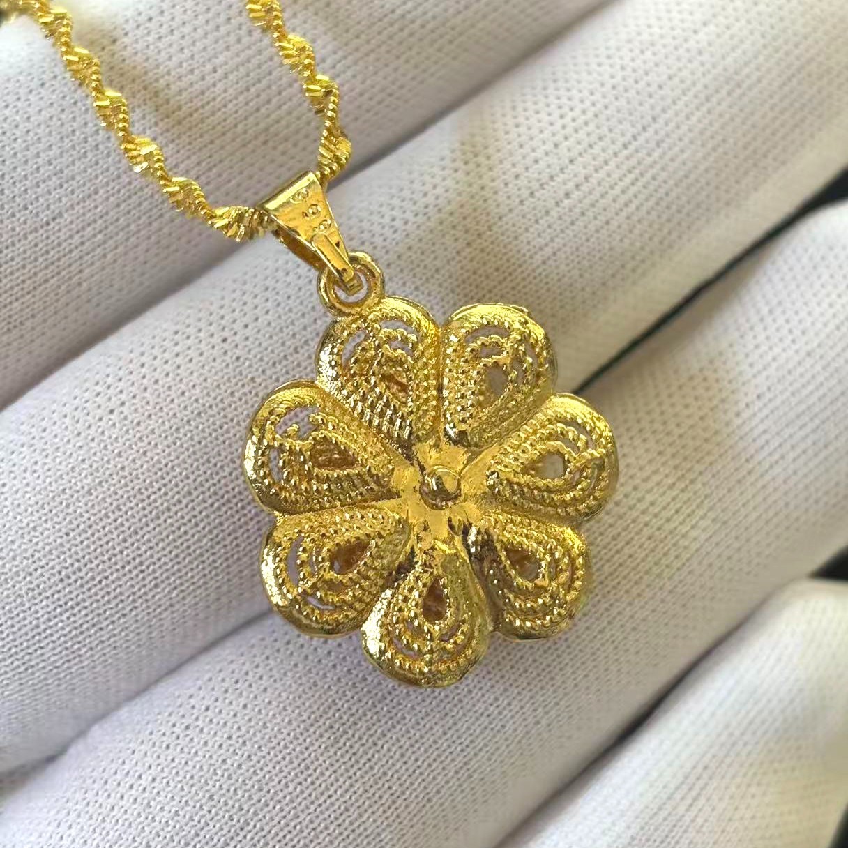 VTG Flower Gold-plated (NOT SURE) Hollowed-out Pendant Necklace, marked ‘999’