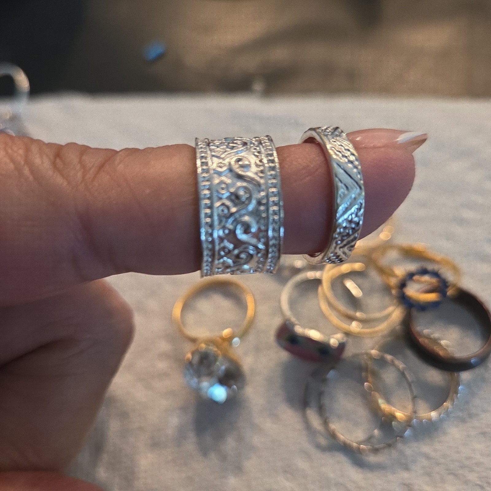 lot of 25 statement Rings. Mixed colors and models Ring sz 4/5