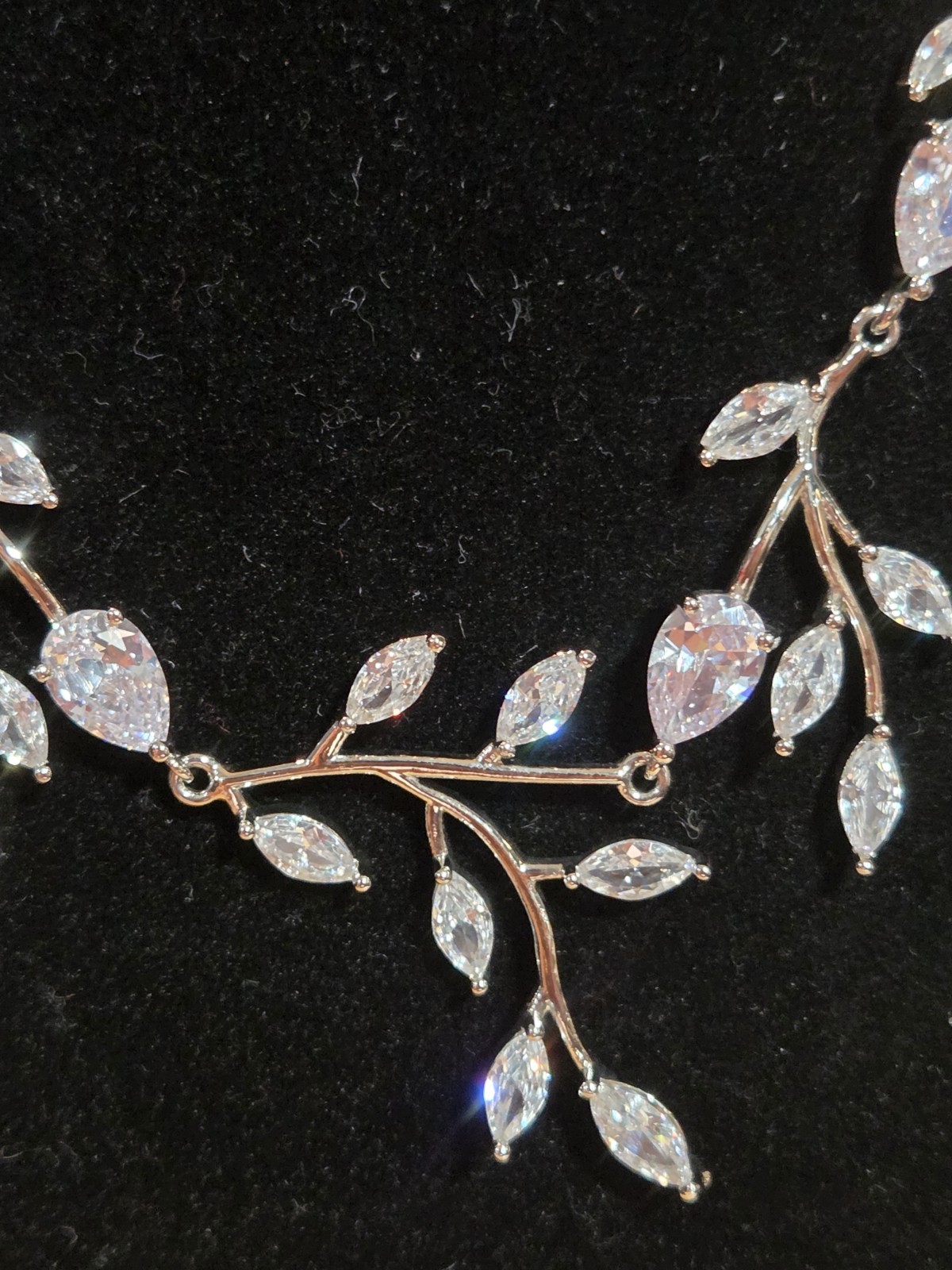 Stunning 18″ Crystal Leaf Vine Necklace Silver Tone Clear Crystal Leaf Open Back