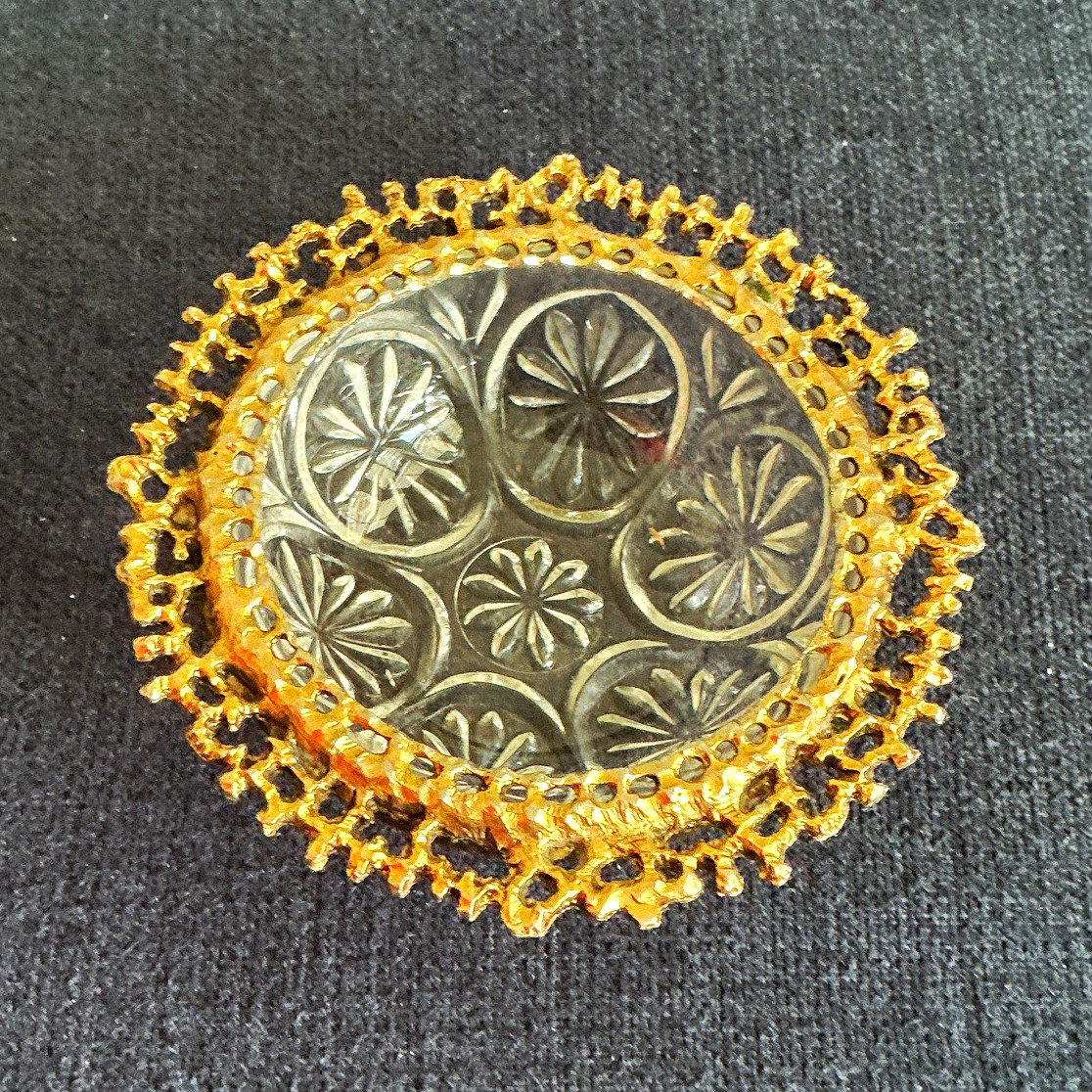 Round Gold-Tone Filigree Brooch Pin Clear Glass Etched Floral Center