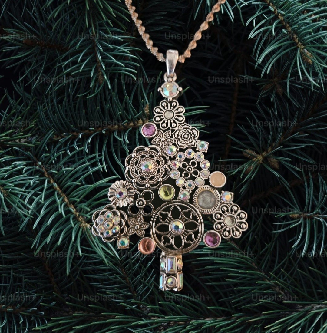 Premier Designs Modern Silver Floral Christmas Tree Pendant Necklace