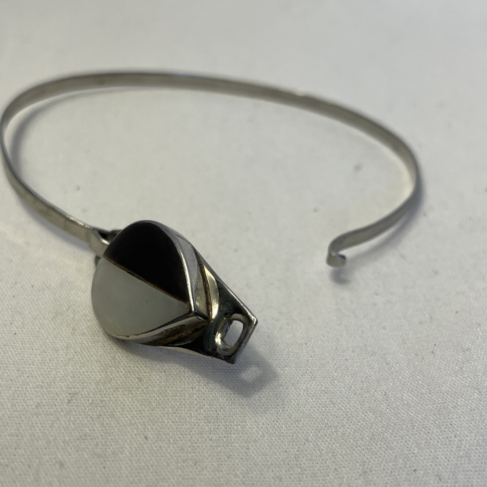 Black and White Teardrop Bracelet 6.5 inches Ying Yang Thin Silver Tone Band