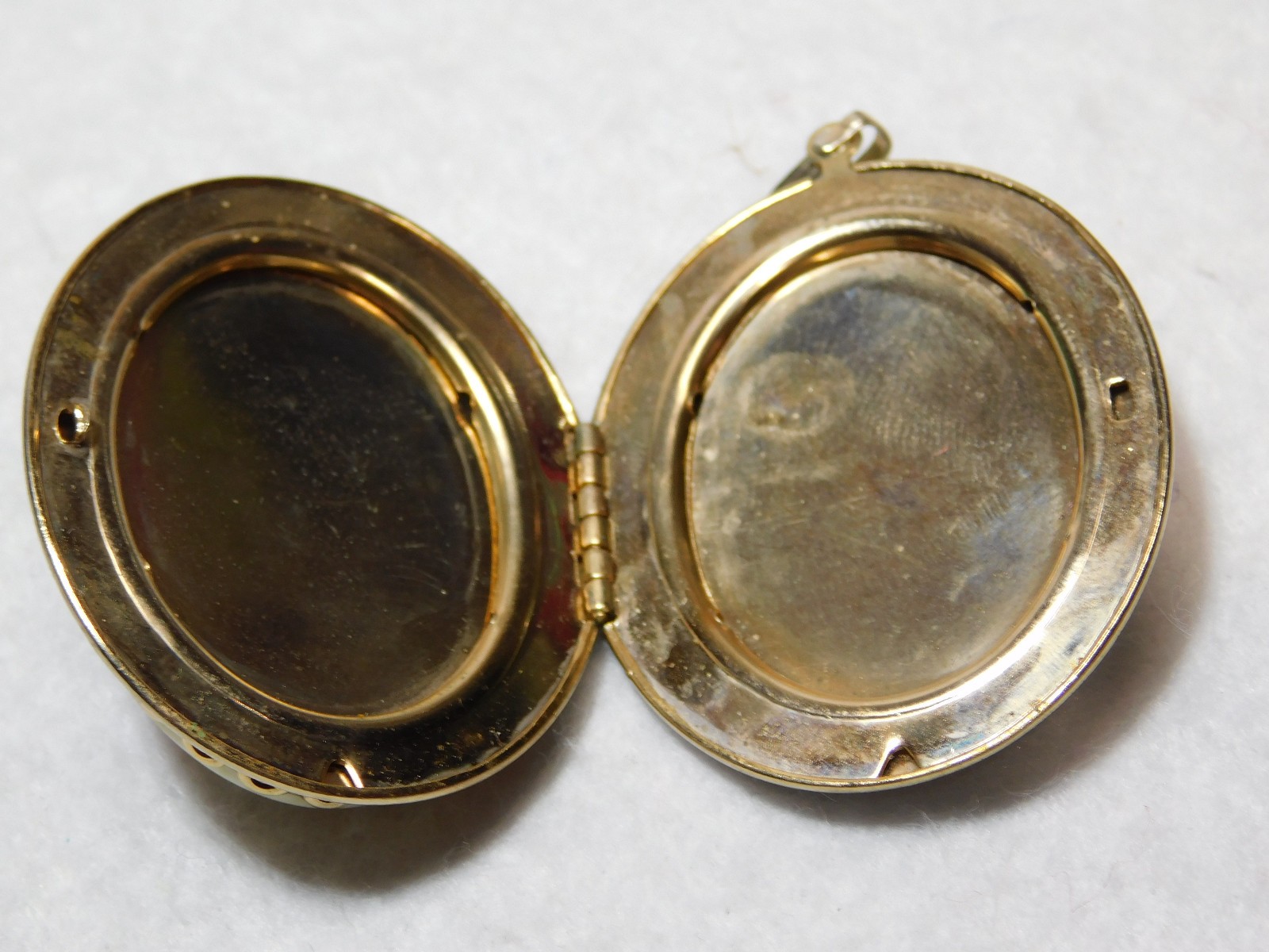Vintage 1.5″ Rose Pattern Cameo Locket in Very Good Condition