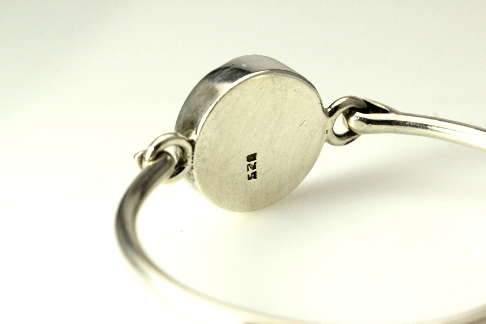 Engravable sterling silver bangle, faint engraving visible 13.6 grams (BR3724)