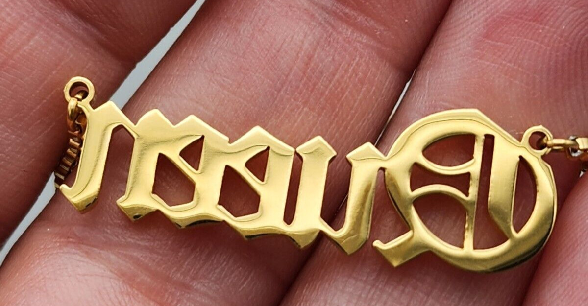 Gold Plated Script “Queen” Pendant Box Chain Necklace 7.4 Grams 22 in Long
