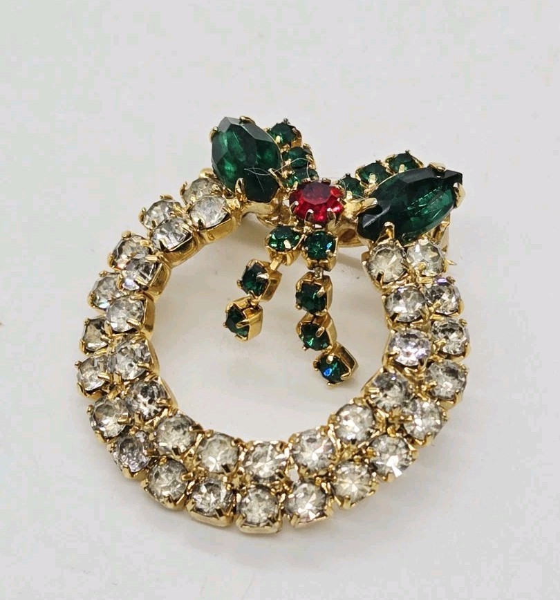 Christmas Wreath Brooch Pin Multicolored Crystal Gold tone 1.25 in Stunning