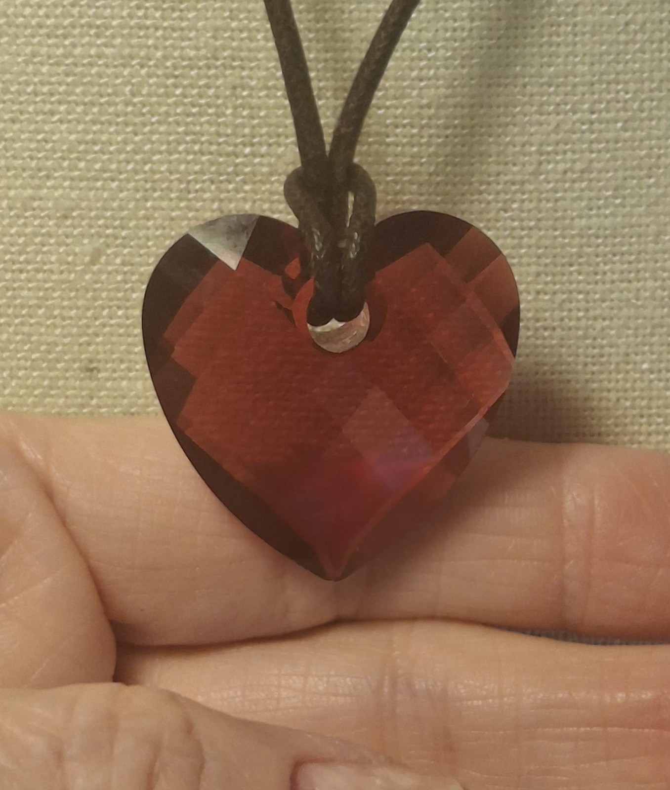 Pre-owned No Brand Faceted Red Heart Pendant Necklace..