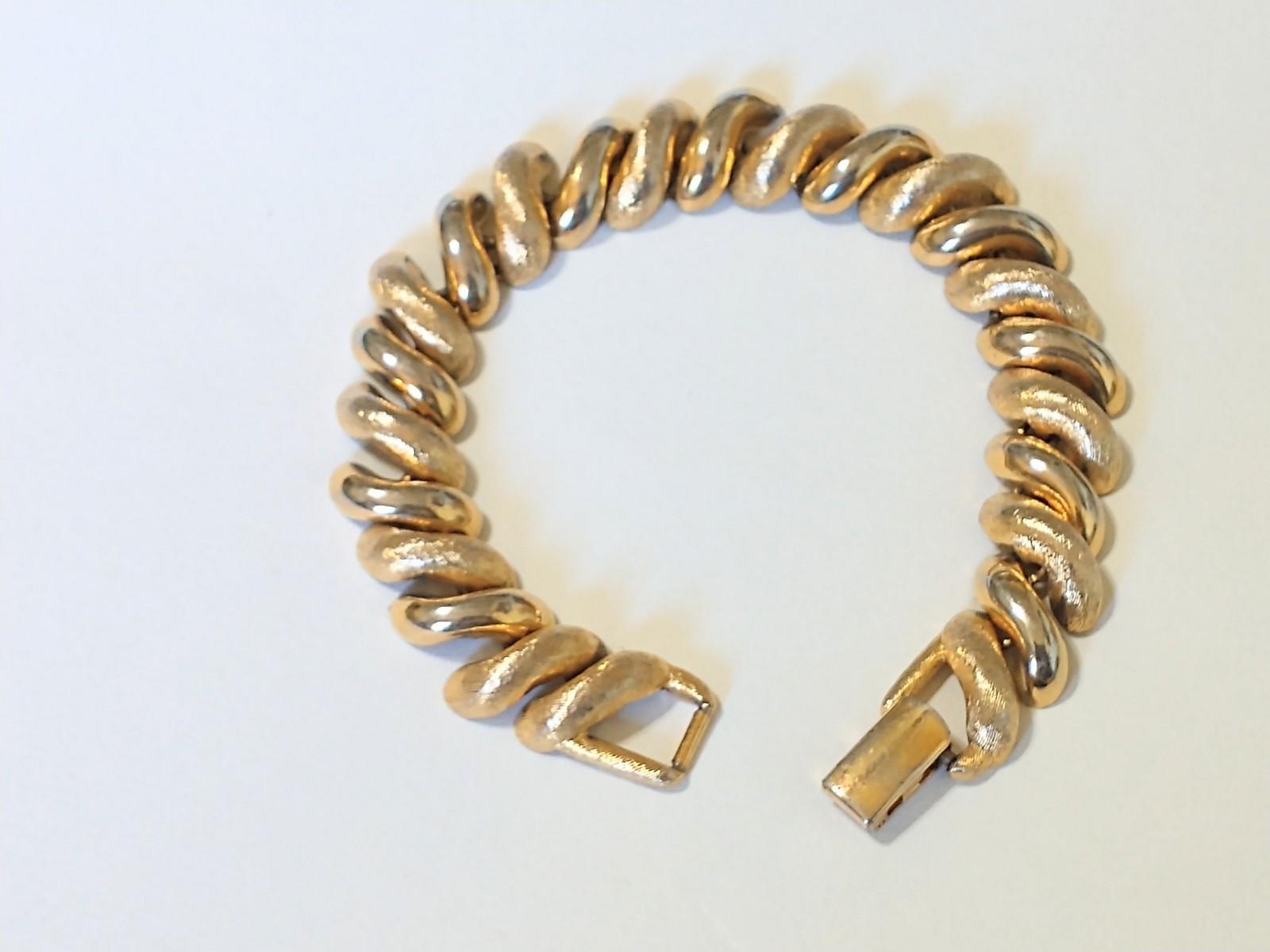 Napier Gold Tone Twisted Curb Link Bracelet Signed Fold Over Clasp 7.5 in