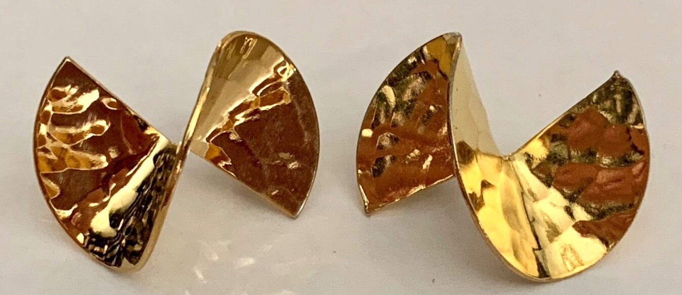 WOMENS UNBRANDED PIERCED EARRINGS, GOLD TONE HAMMERED METAL, INTERESTING DESIGN