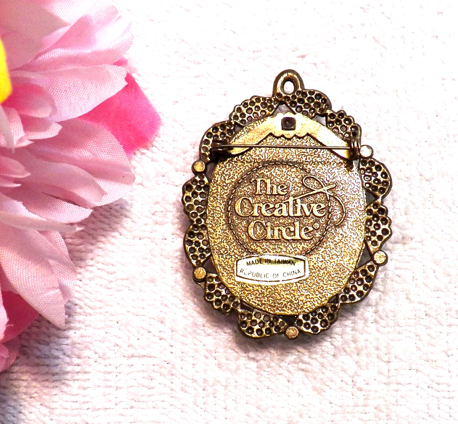 CLASSIC PIN BROOCH CAMEO LETTER R CLOTH RACHEL ROSE THE CREATIVE CIRCLE CH10