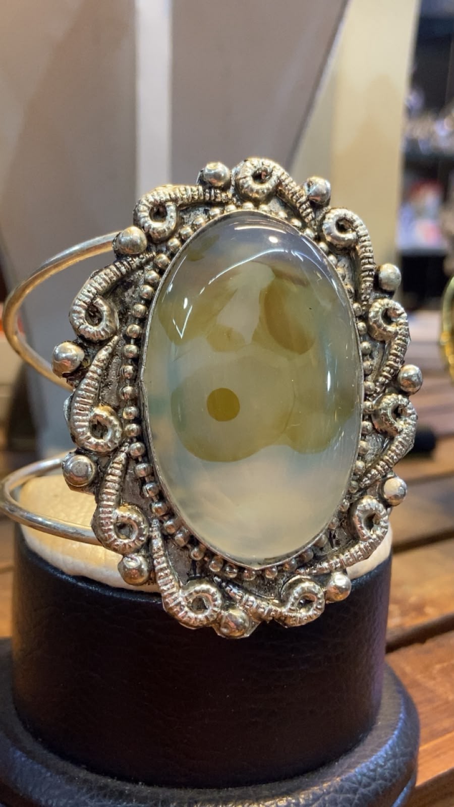 Elegant White Metal Cuff Bracelet with Oval Cabochon Stone – Vintage Style.