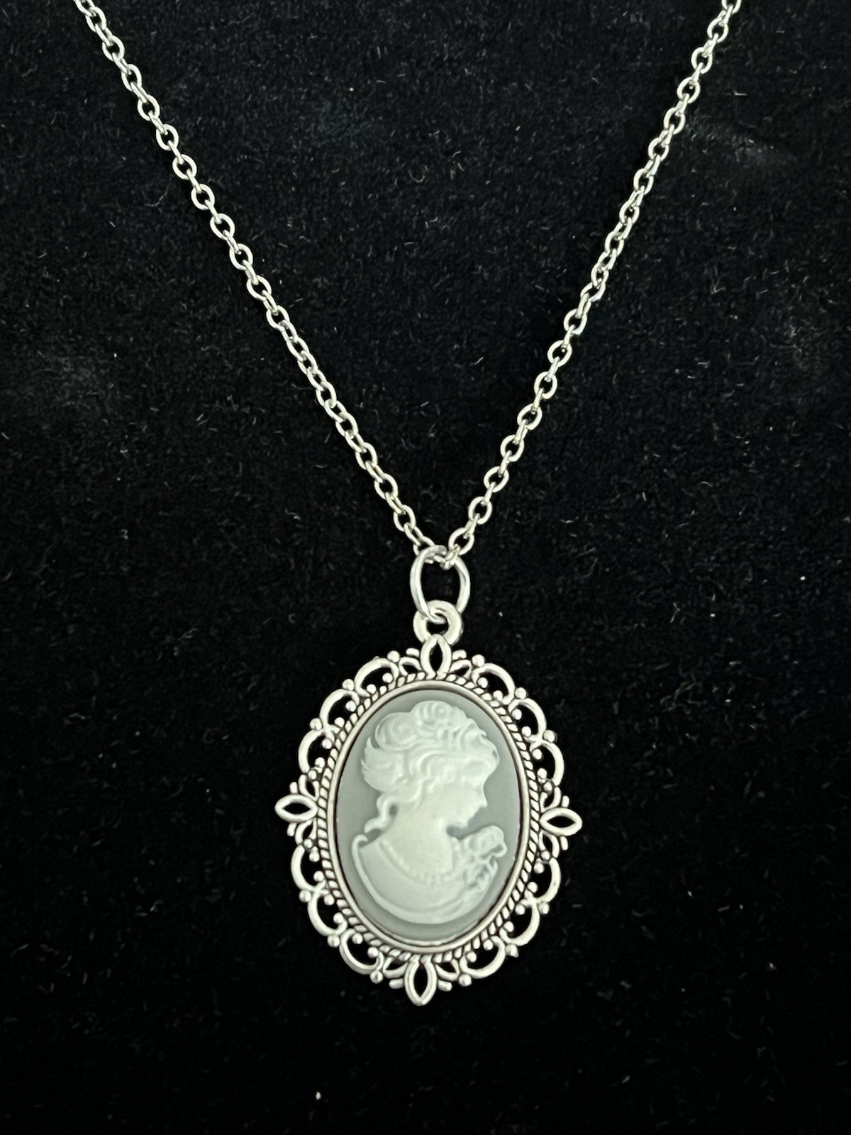 New Handmade Classic Cameo Style Pendant & Necklace In Silver Tone 52 Cm