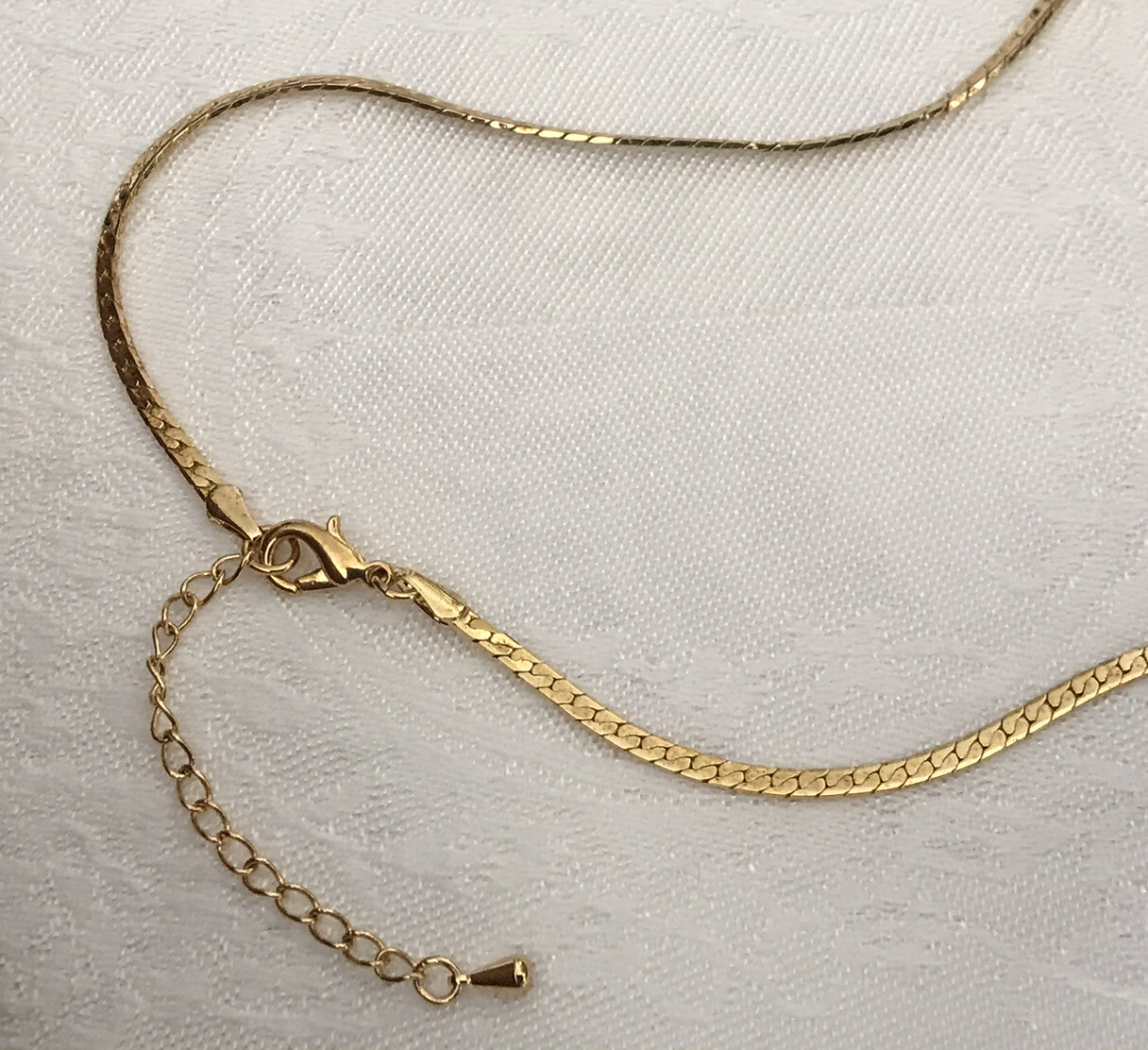 Gold Tone Herringbone Link Rhinestone Pendant Chain Necklace. #610