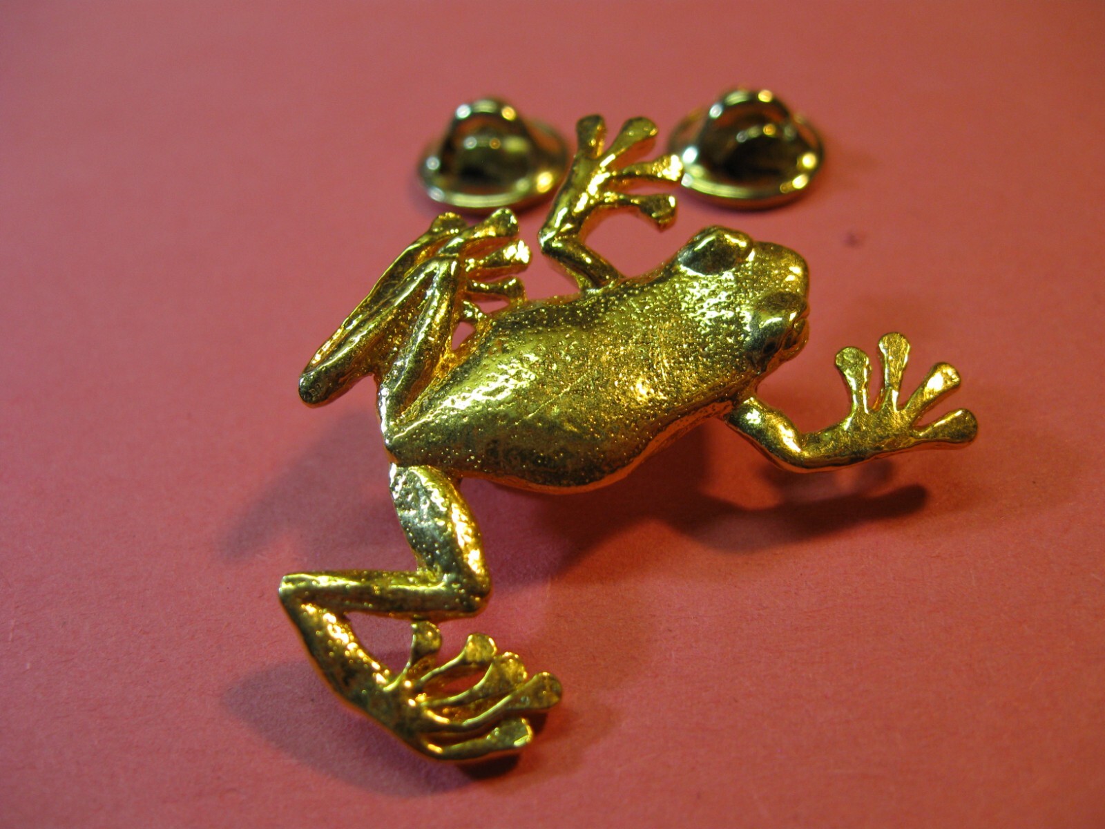 “TREE FROG” Fine Pewter Broach/Lapel/Hat/Pin-1994 GG Harris–#591 Gold finish