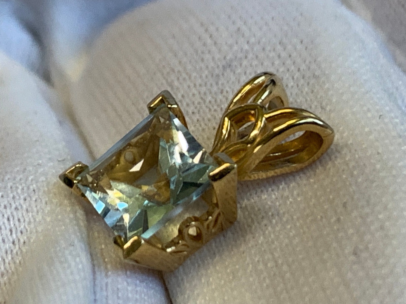 14K Yellow Gold Pendant 1.48g Fine Jewelry Aquamarine Color Charm *READ*