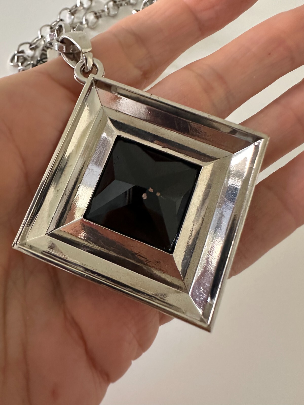 White House Black Market Necklace Black Pendant Silver Links Long 34-36″ tags