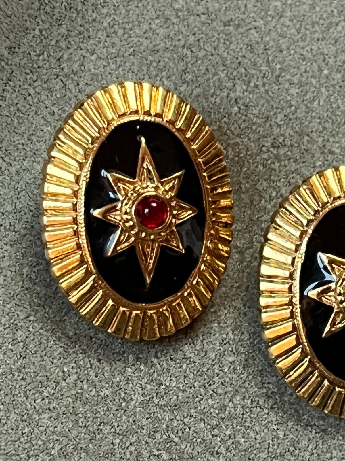 Black Enamel w Goldtone Star & Tiny Red Jelly Cab Oval Clip Earrings – 1 and 1/8
