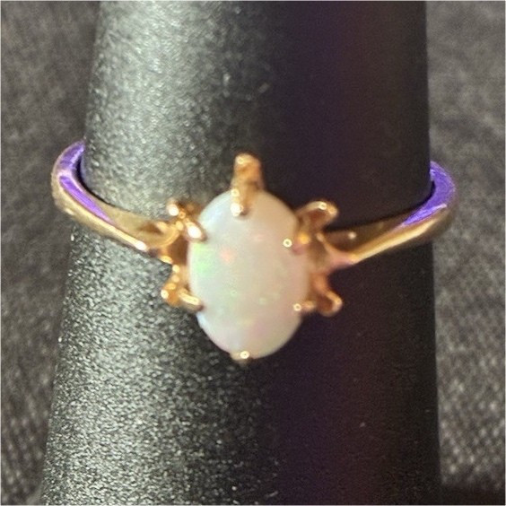 Beautiful 14K with genuine Opal stone. Size 5 1/2. Vintage 1970’s.