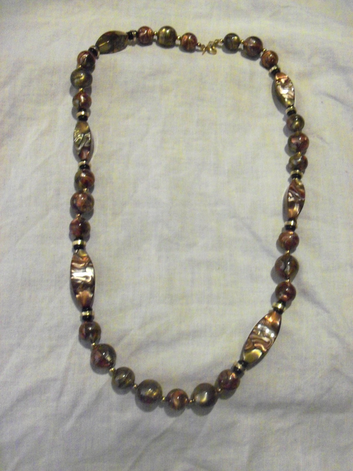 12″ ACRYLIC GLASS BEADED NECKLACE PEARLESCENT SWIRL COLORS OF PURPLE, GRAY NEW