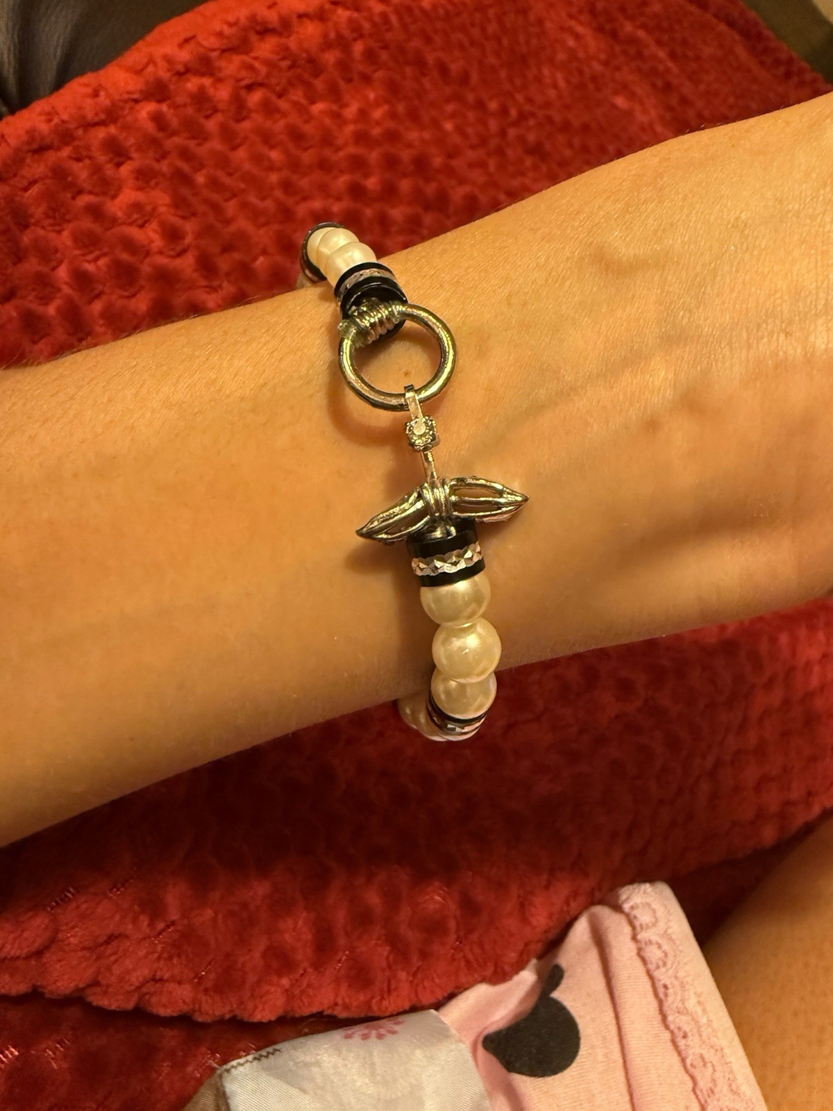 White Pearl Round Beaded Bracelet w/ Silver Tone Dangle Charm 7 in Ring