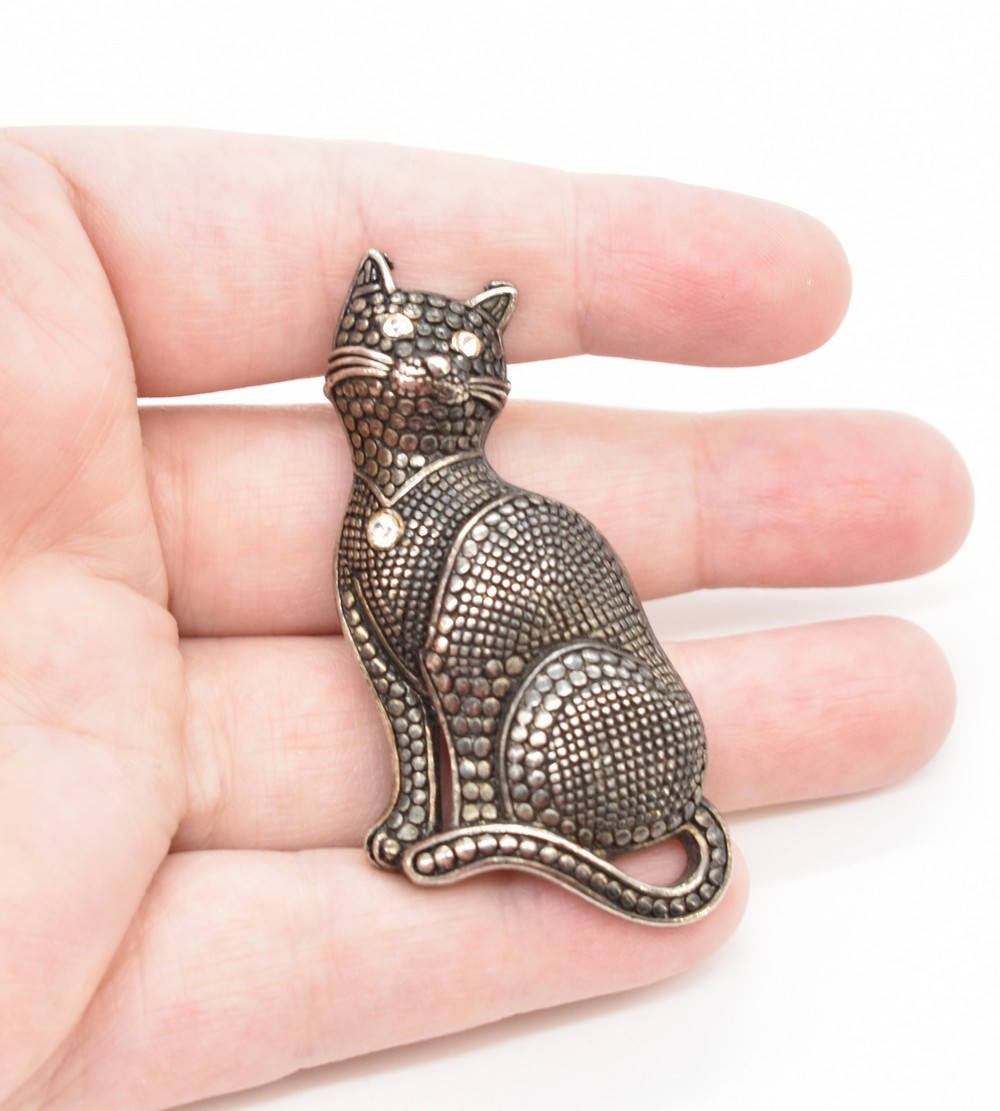2 1/8″ Antiqued Silver-T Dotted Texture Sitting Cat Brooch Pin Rhinestone Kitty