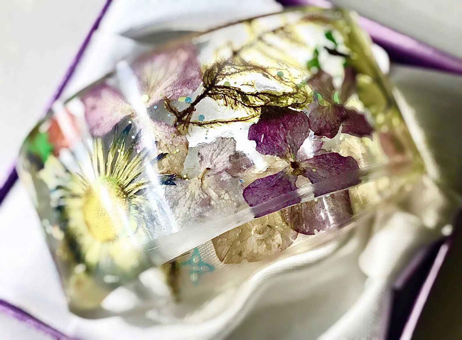 Floral Pressed Flower Bangle with Real Daisies & Natural Flowers in Epoxy Resin