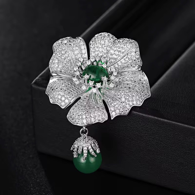 Luxury Gold Flower Brooch – Simulated Clear Crystals & Green Center Stone