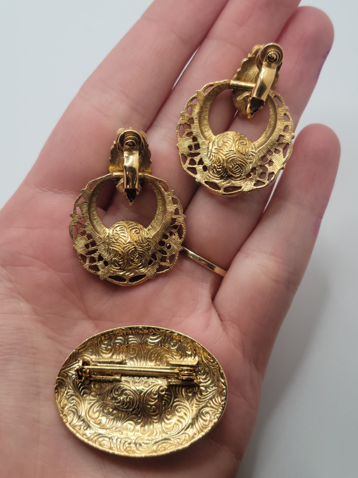 Gold Tone Purple Cabochon Clip-On Earrings & Matching Brooch Pin Set