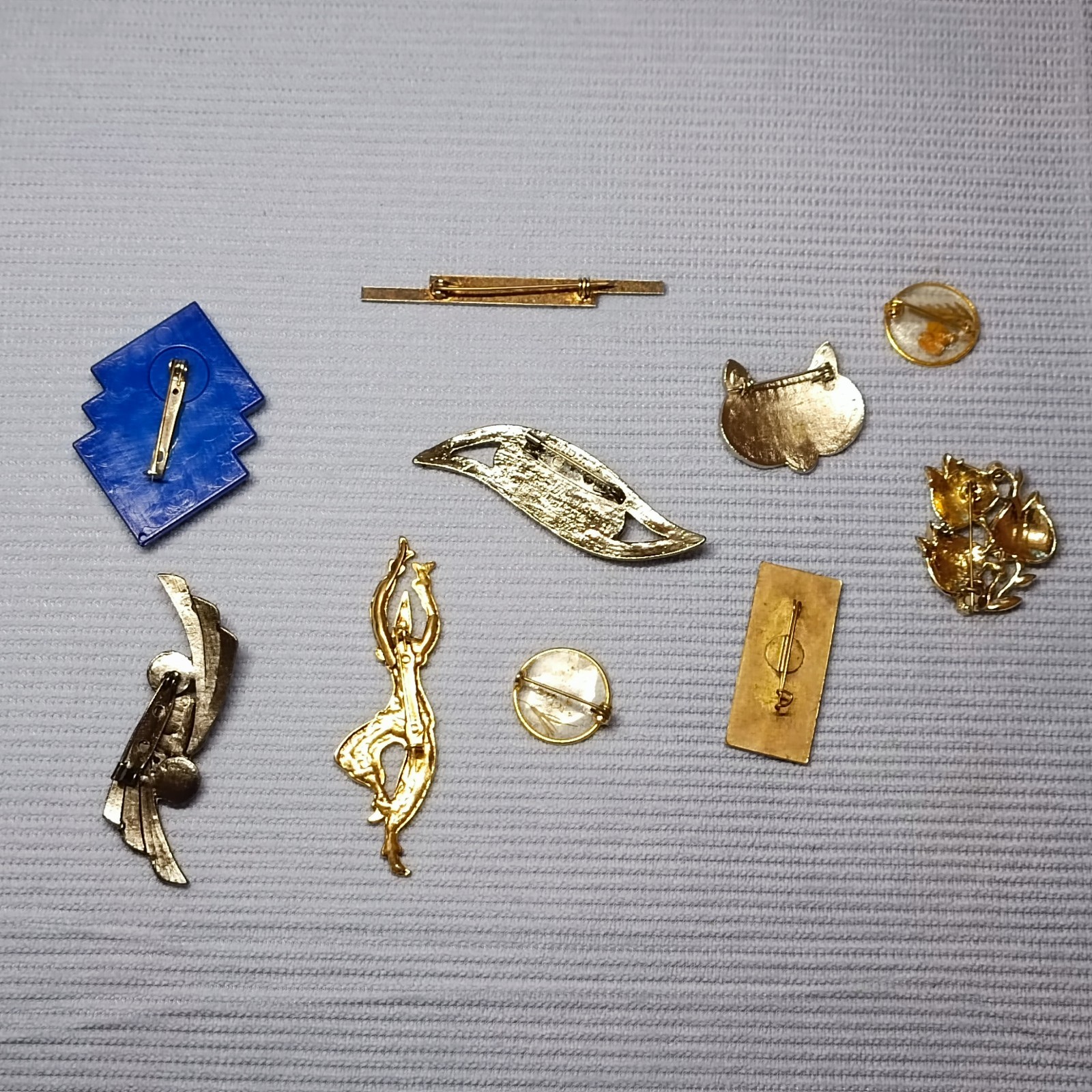 Super price! Set of 10 Brooches – Vintage
