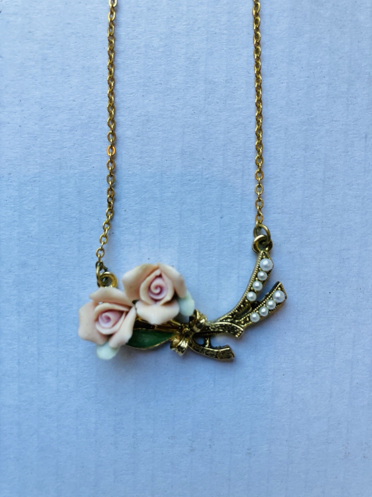 1928 Jewelry 16″ Gold-tone /Porcelain Rose/Simulated Pearl Necklace w/Earrings