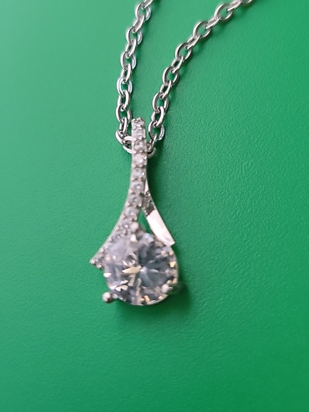 Beautiful Silver Tone Chain Necklace W/pendant