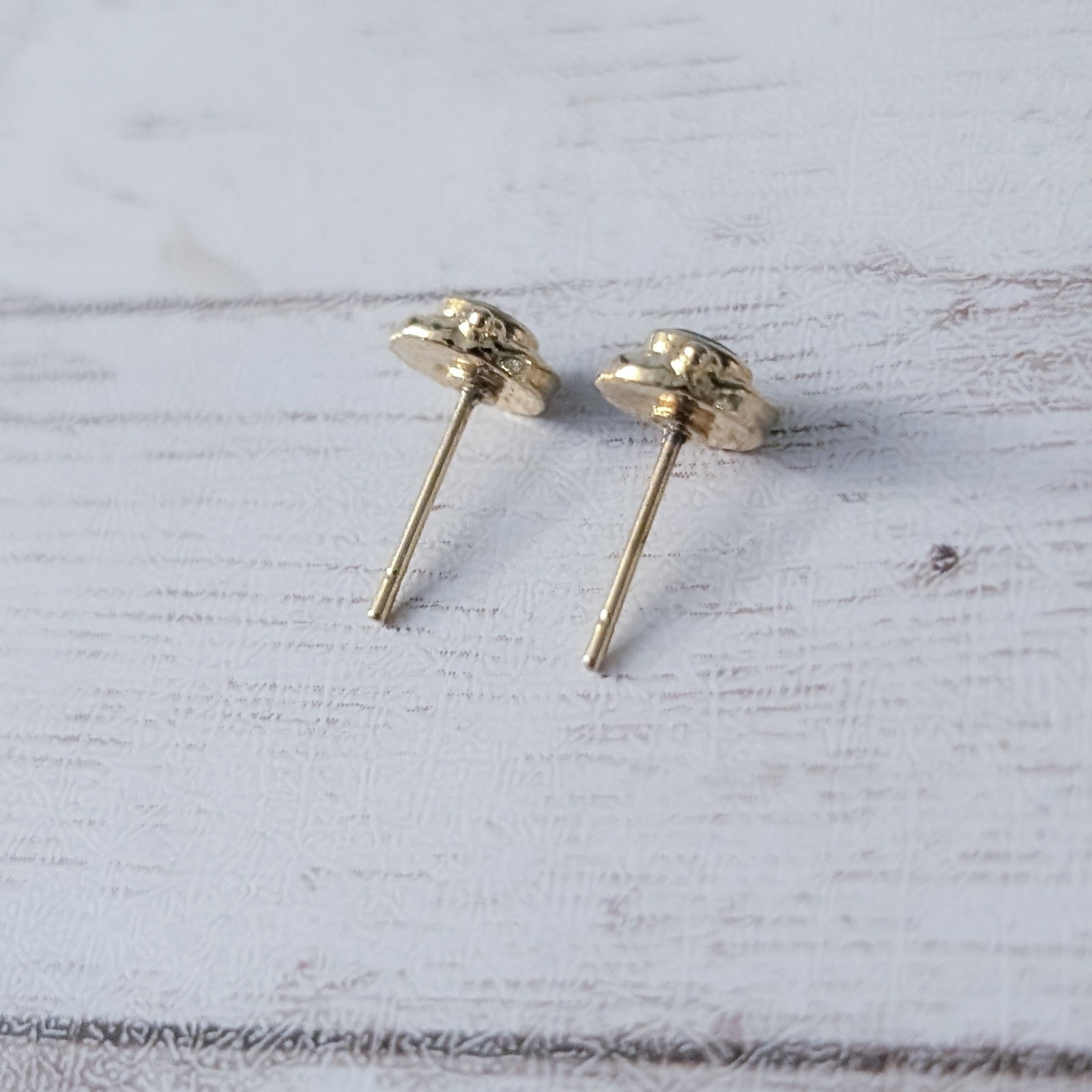 Vintage Stud Earrings 0.25″ Dainty Gold Tone Halo Blue Center – Fair Condition
