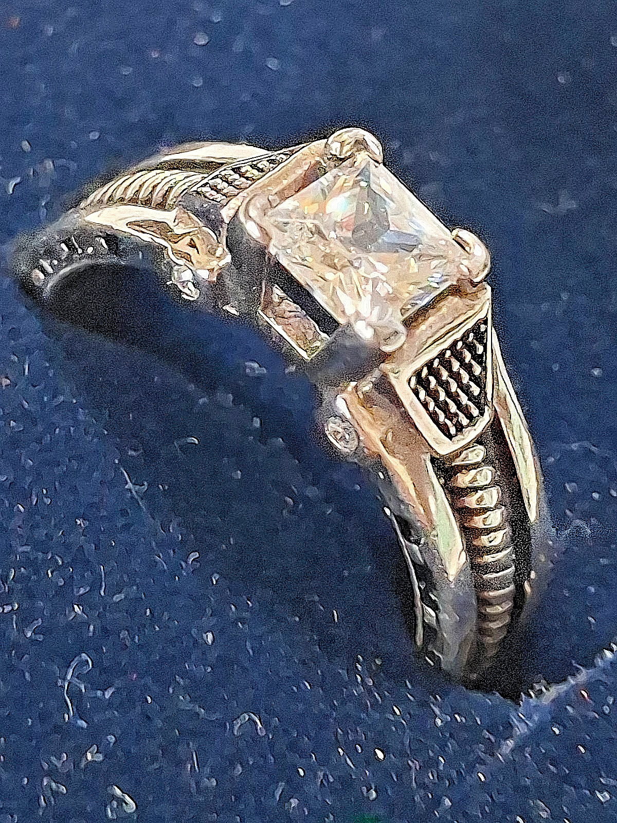 Montana Silversmiths Women’s Silver Single Stone Horseshoe Nail Ring – RG3419CZ