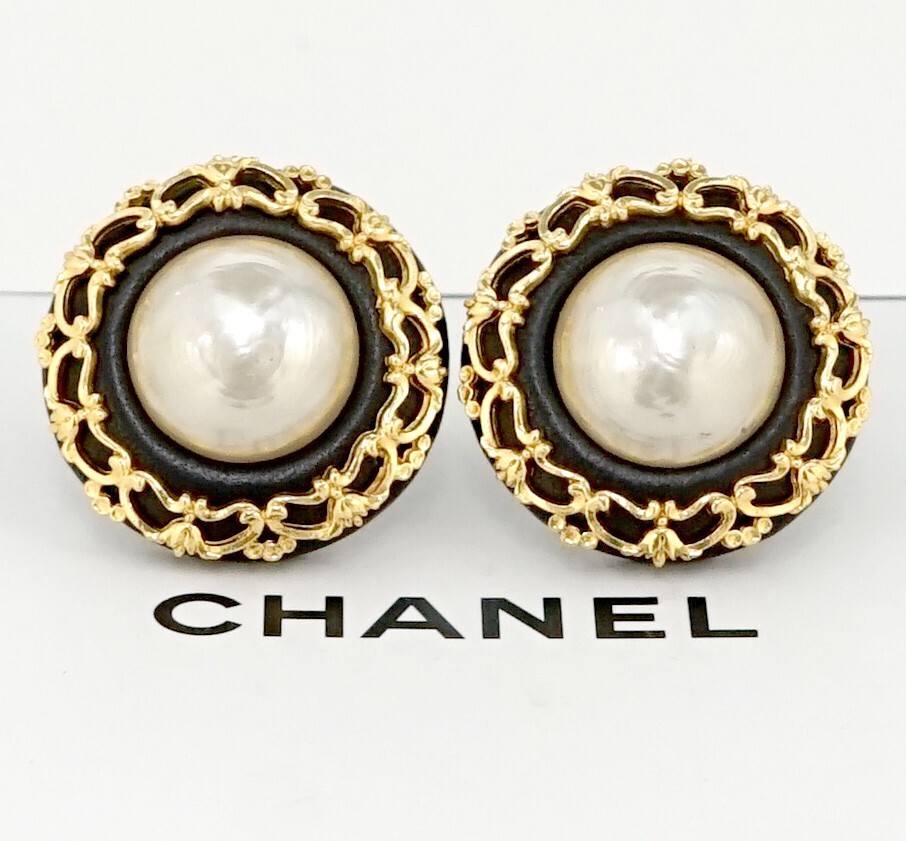 CHANEL Leather Filigree Large Round Clips Earrings Gold Tone 26 Auth w/Box r1088