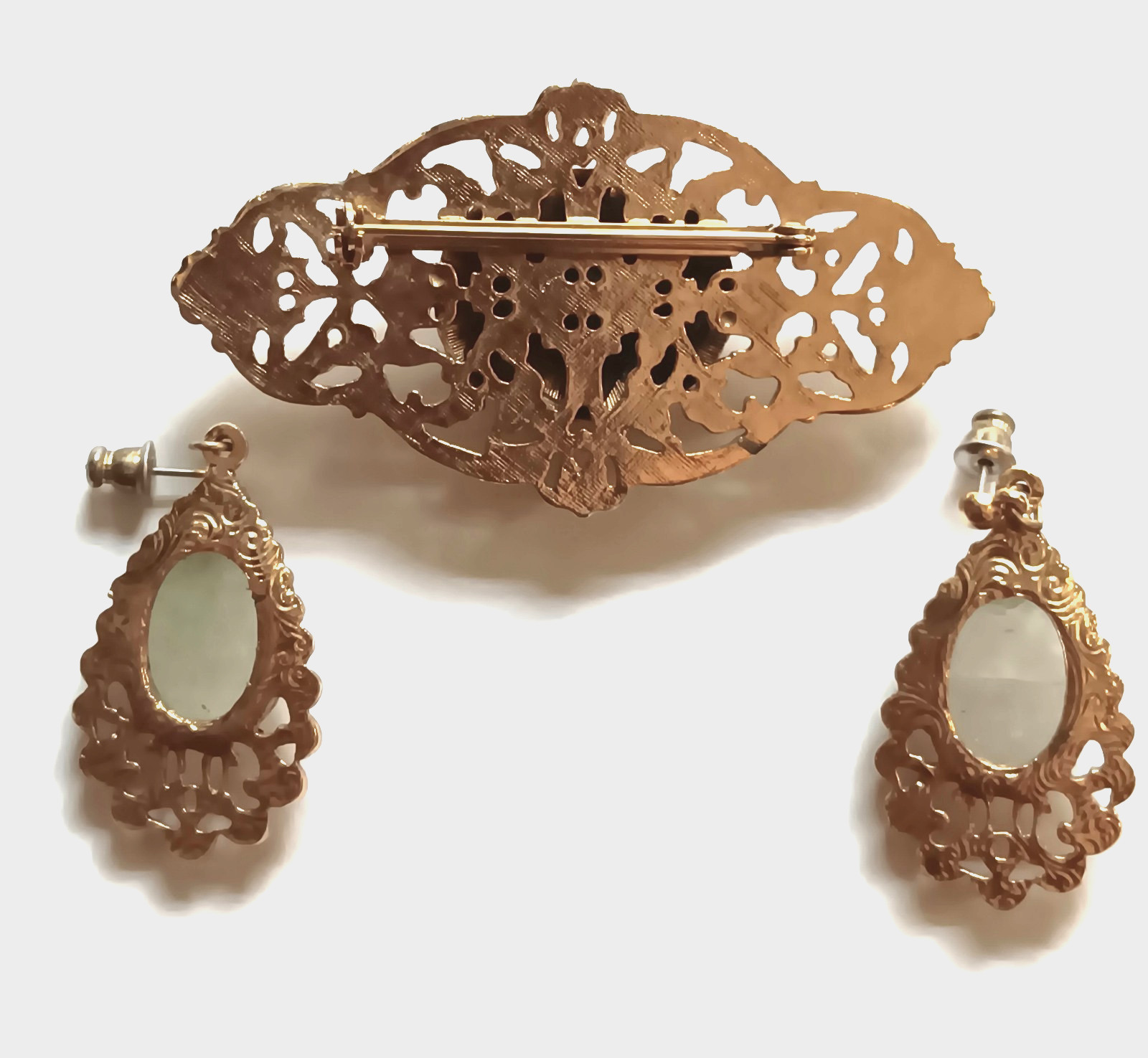 VICTORIAN-STYLE AVENTURINE CABOCHON GOLD-TONE FILIGREE BROOCH & PIERCED EARRINGS