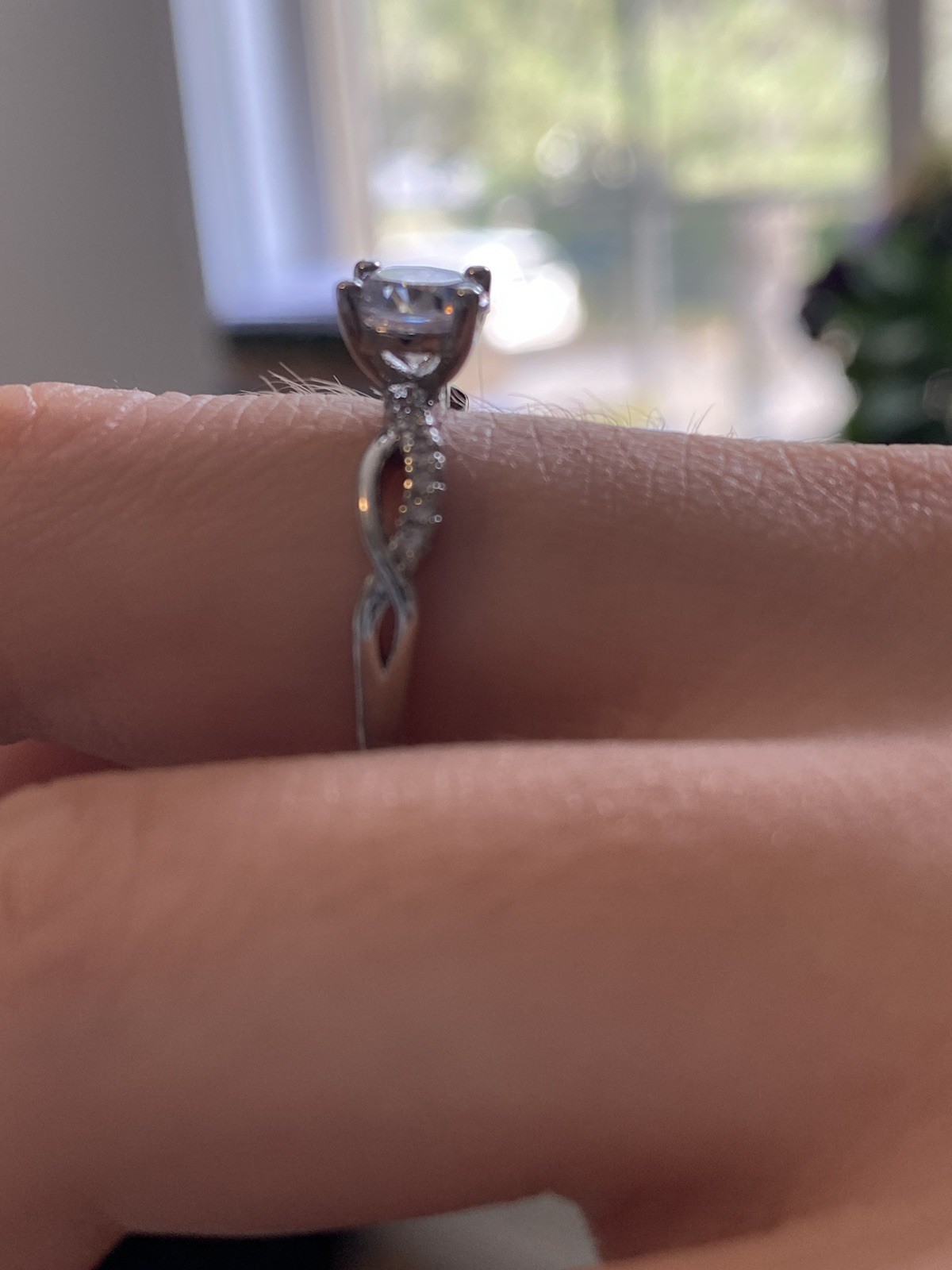 RING 💍Beautiful, internally flawless, round cut 1 carat MOISSANITE solitaire.