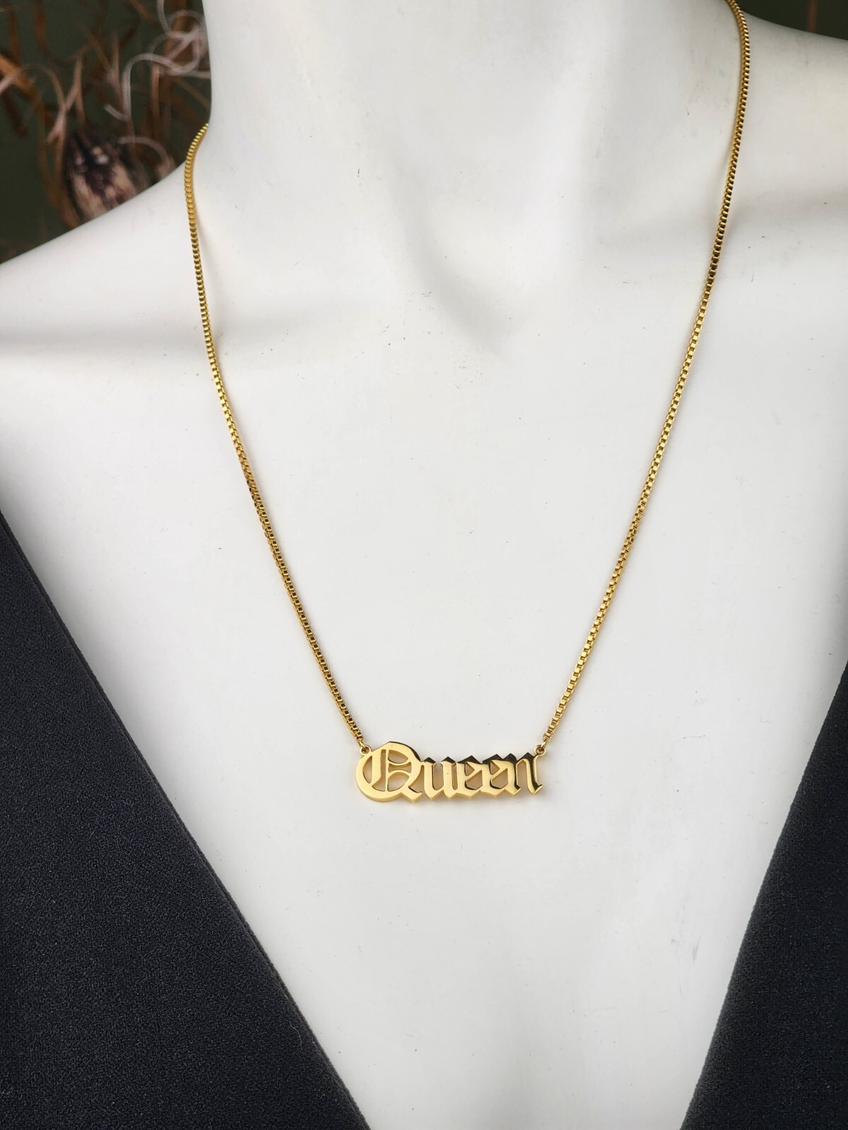 Gold Plated Script “Queen” Pendant Box Chain Necklace 7.4 Grams 22 in Long